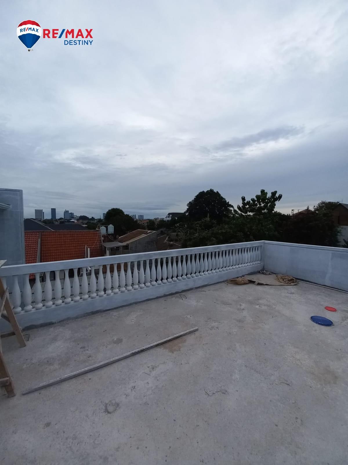 Rumah lux baru didalam komplek di Cipete. Sky deck dengan view lepas. - 3