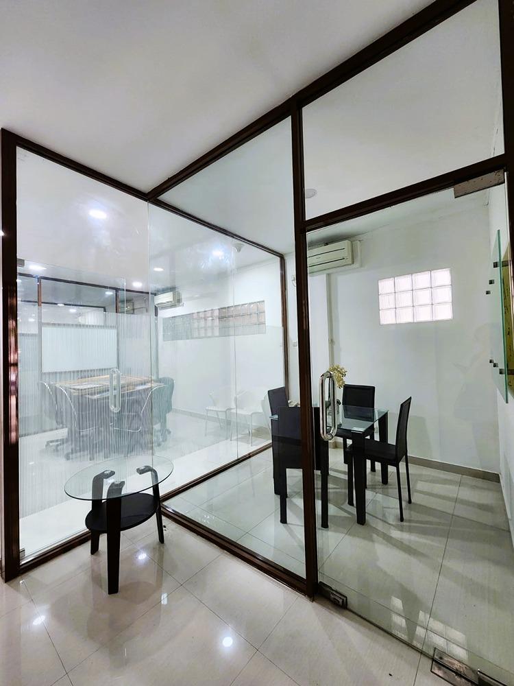 DISEWAKAN Ruko 4 Lantai Semi Furnished Baru Direnovasi untuk Kantor di Jakarta Pusat - 1