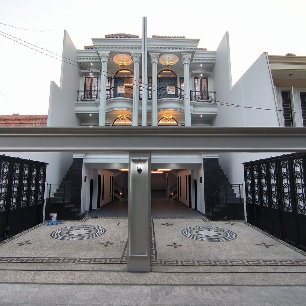 Rumah Classic 3 lantai Siap Huni di Jatipadang Harga miring - 0