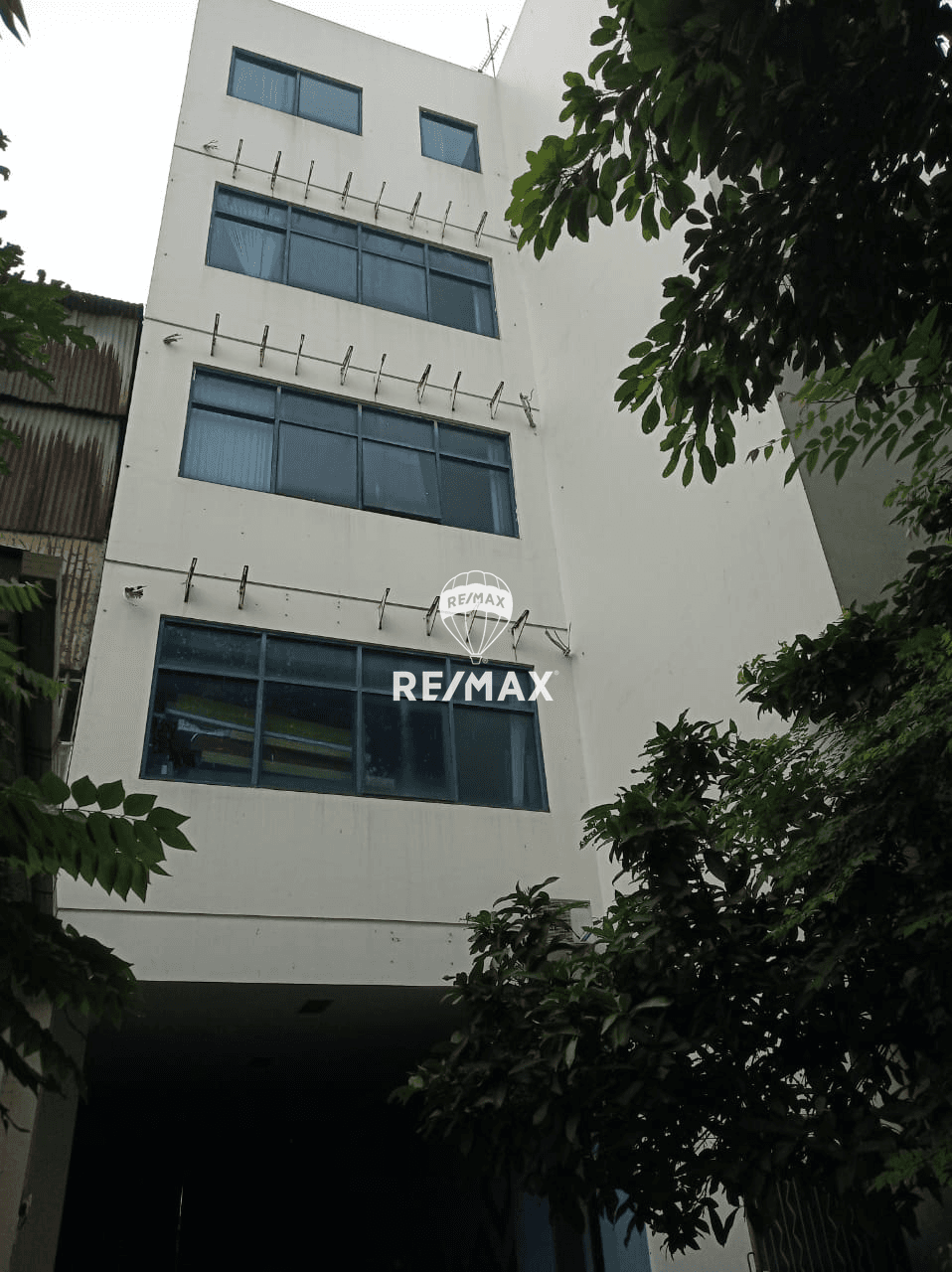 Gedung 5 lantai berikut Rumah dan gudang di Jembatan Besi